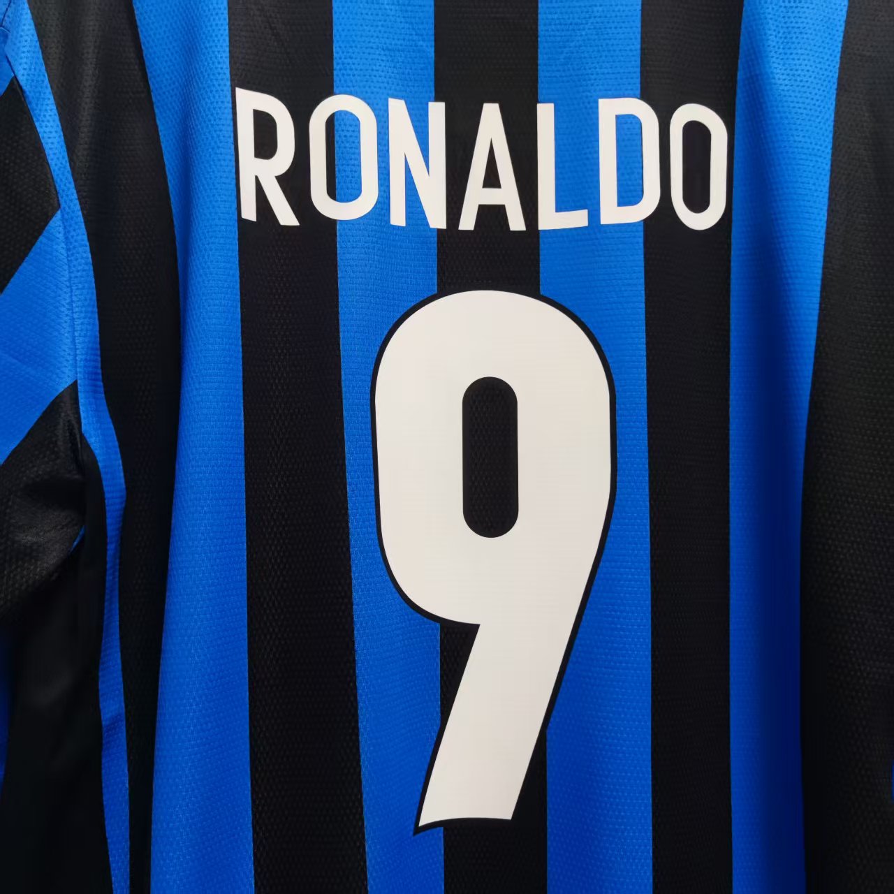 Hvitt RONALDO 9-trykk på svart og blå Inter Milan retrodrakt fra 1998/99