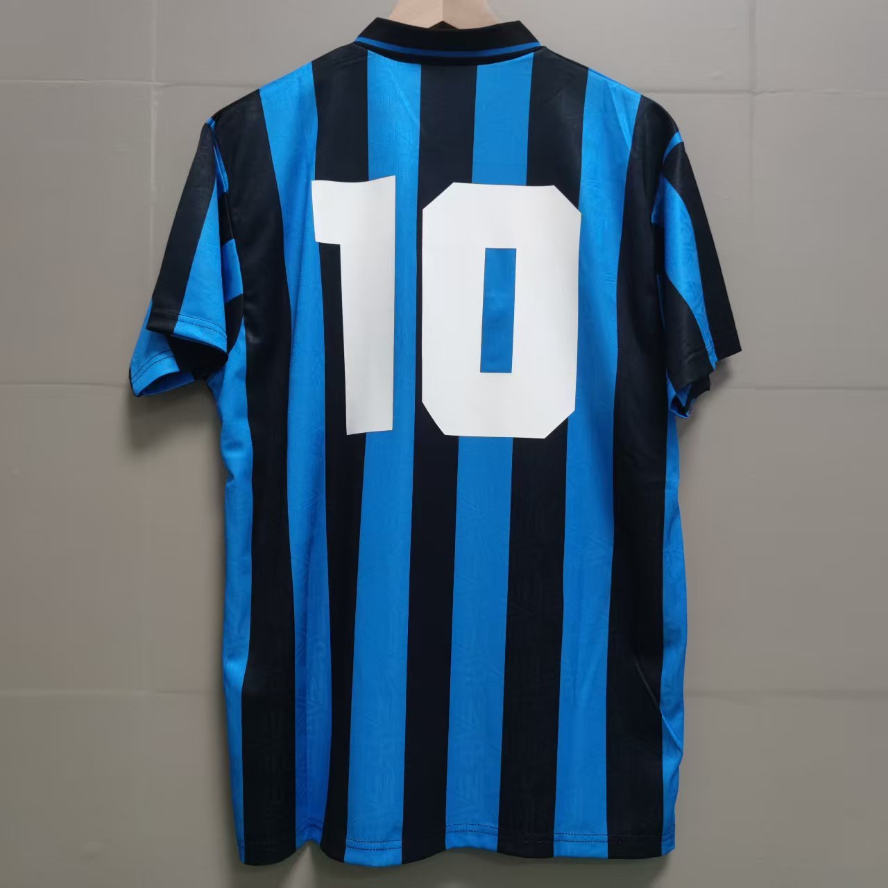 Stort hvitt nummer 10 uten spillernavn på Inter Milan 1993/94 retrodrakt