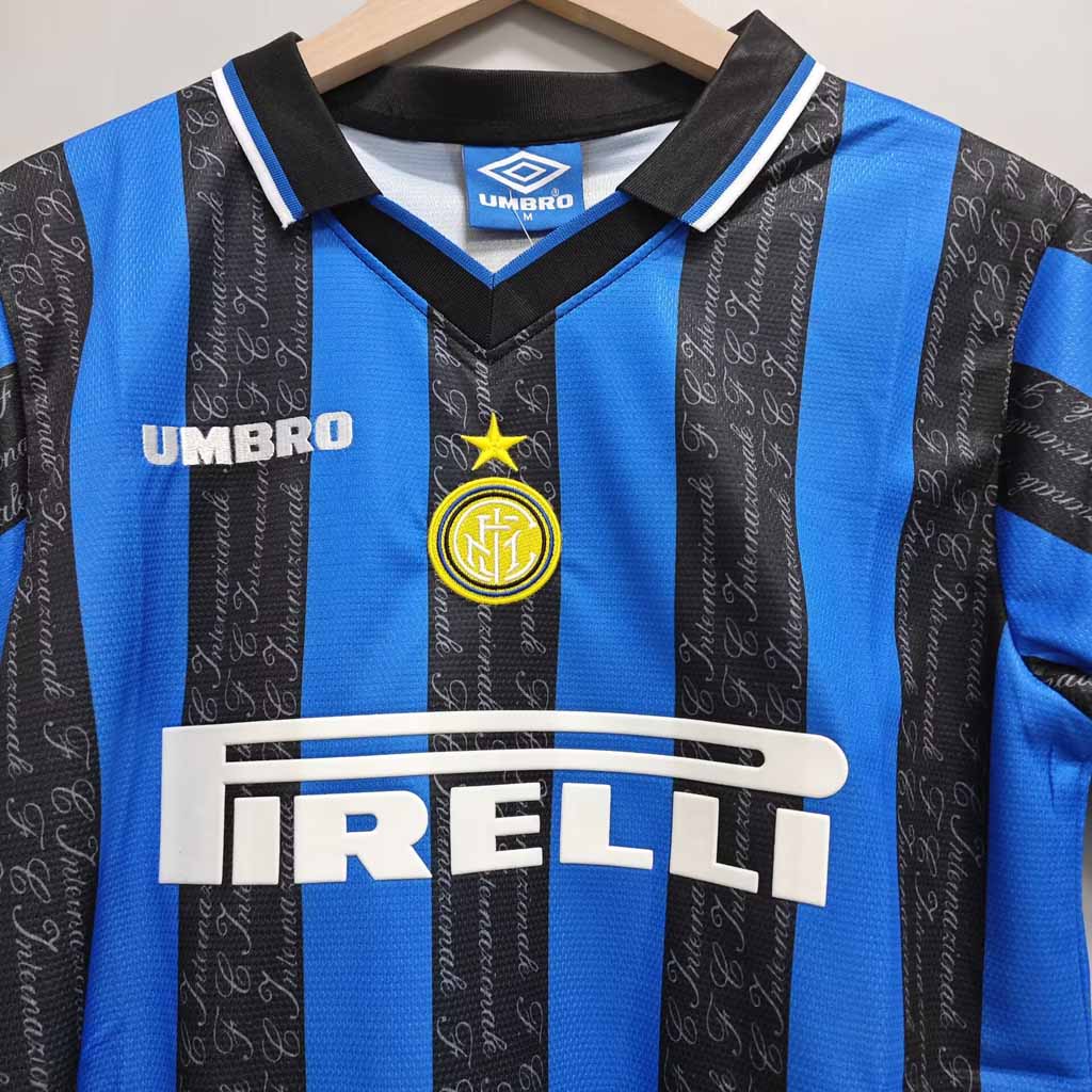 Polokrage, diskret stripemønster og sentrert klubbmerke på Inter 1997/98 hjemmedrakt