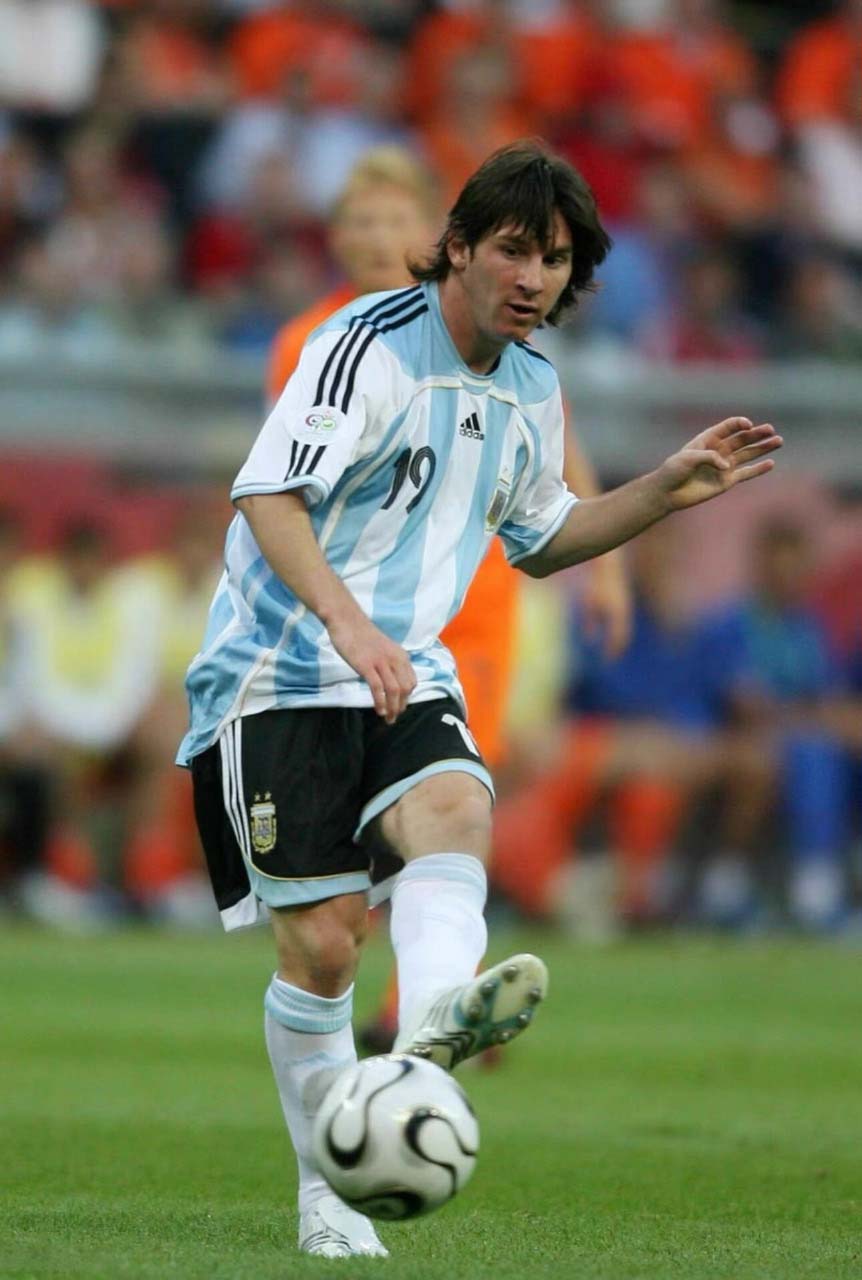 Lionel Messi med ballen i Argentinas lyseblå og hvite hjemmedrakt med nummer 19 under VM 2006