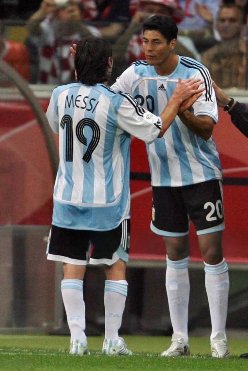 Lionel Messi sett bakfra med MESSI 19 på Argentinas hjemmedrakt sammen med en lagkamerat under VM 2006