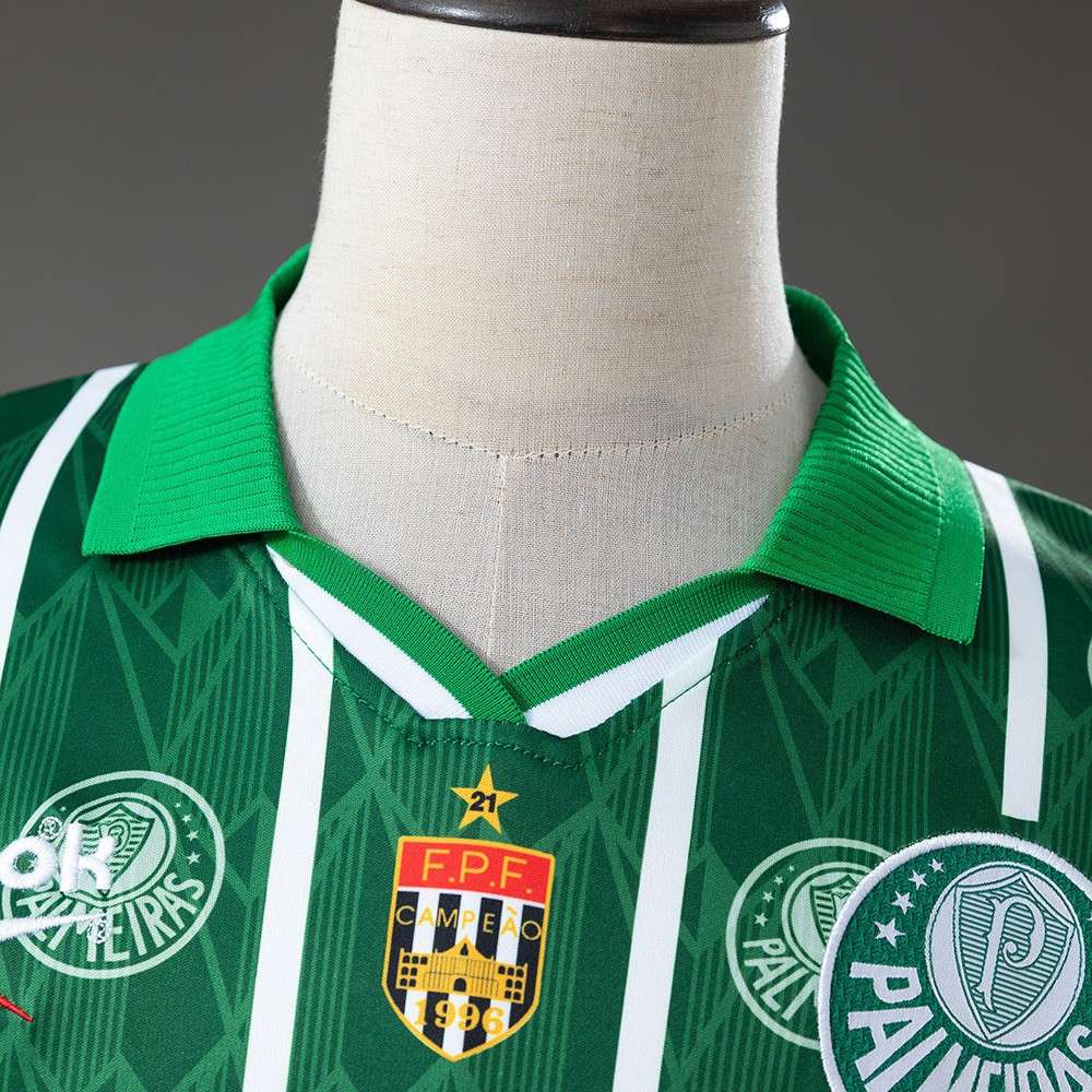 Nærbilde av Palmeiras hjemmedrakt 1996 med grønn polokrage og historiske brystmerker
