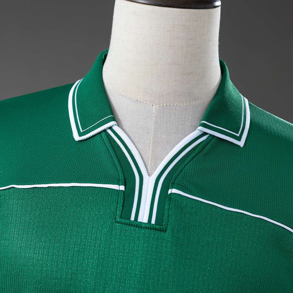 Nærbilde av Palmeiras hjemmedrakt 1999 med hvit polokrage og brystdetaljer