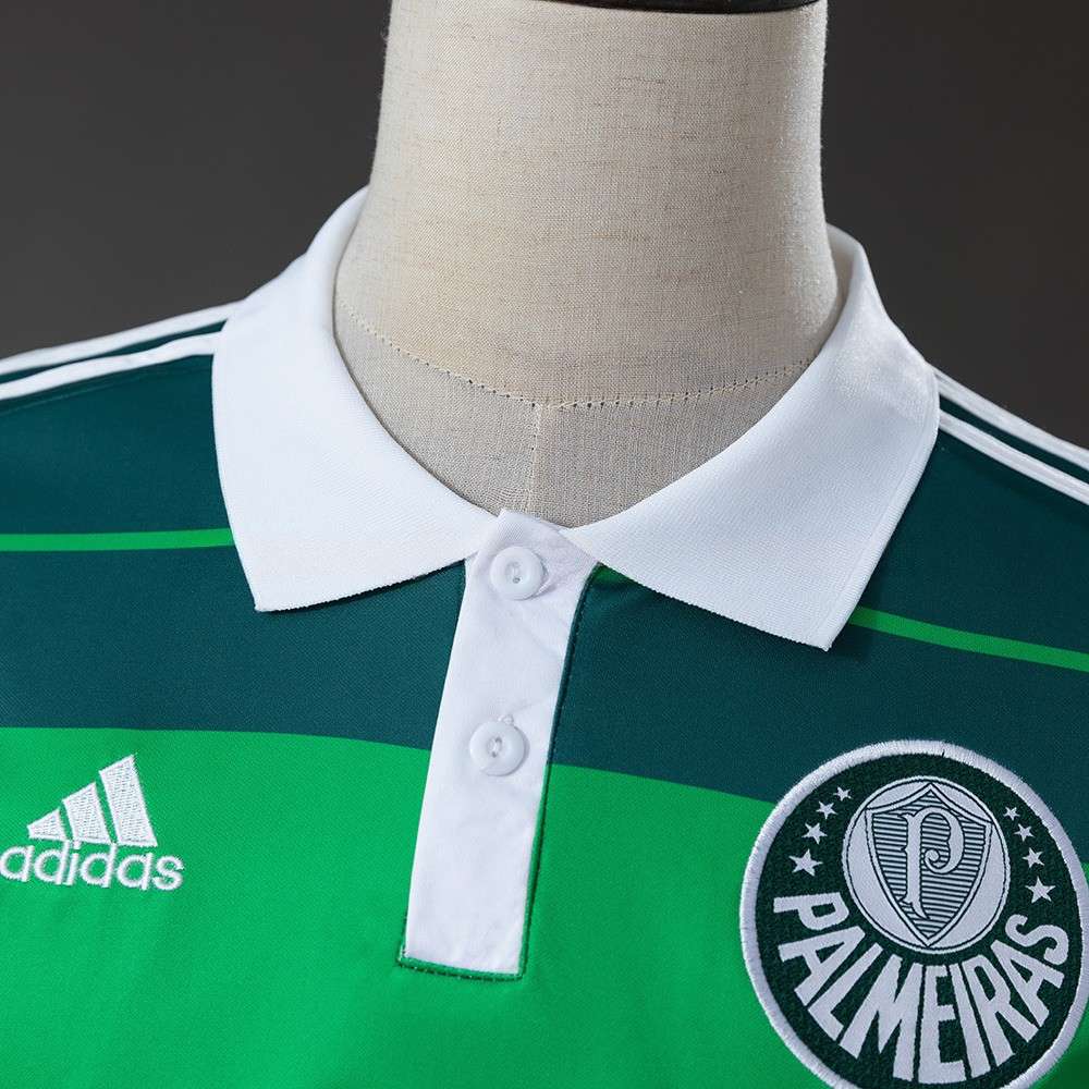 Nærbilde av Palmeiras tredjedrakt 2010/11 med hvit polokrage og klubbmerke