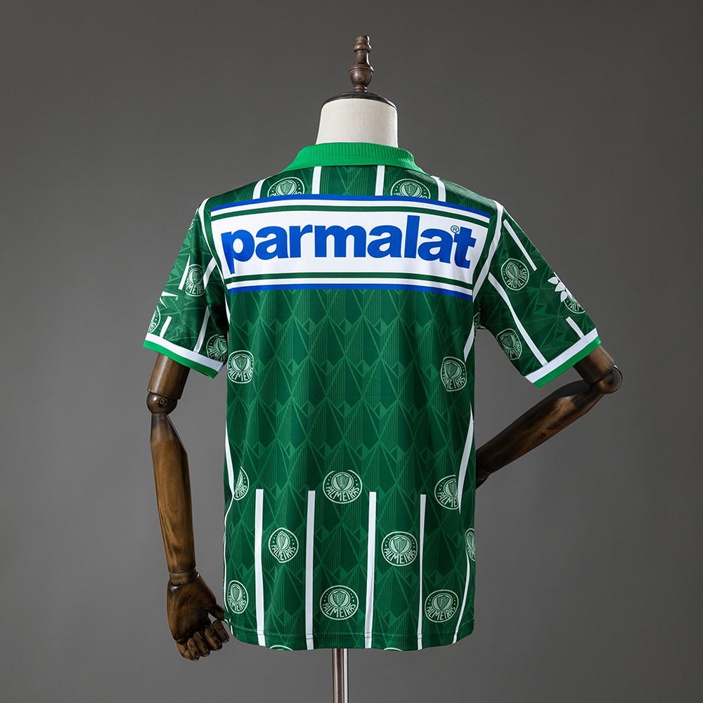 Baksiden av grønn Palmeiras retrodrakt 1996 med hvite striper og sponsorparti