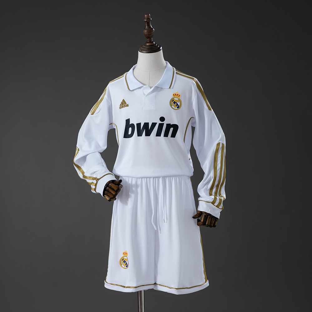 Real Madrid 2011/12 langermet retrodrakt til barn uten trykk, med hvite shorts, sett bakfra
