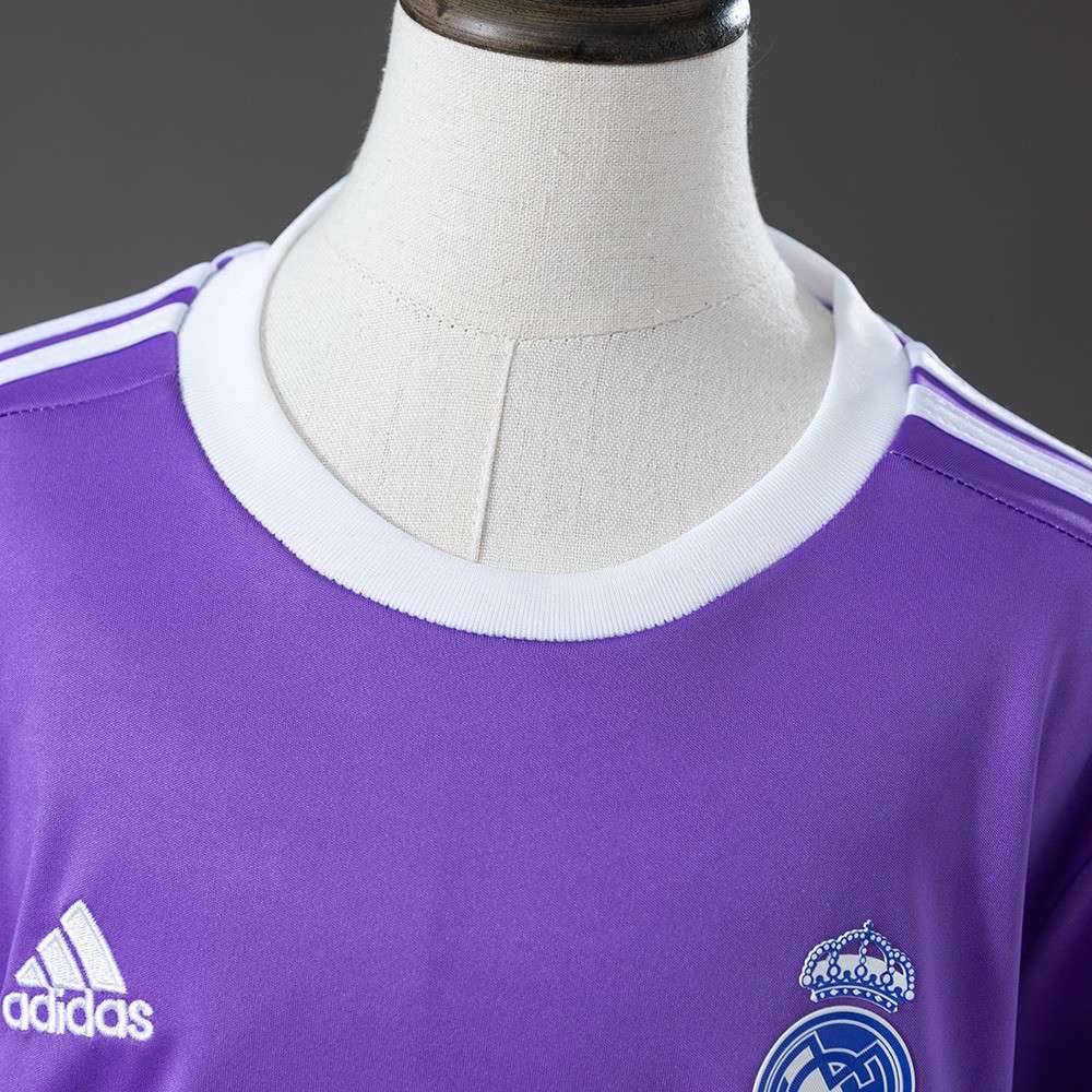 Hvit rund hals og klubbemblem på Real Madrid bortedrakt barn 2016/17