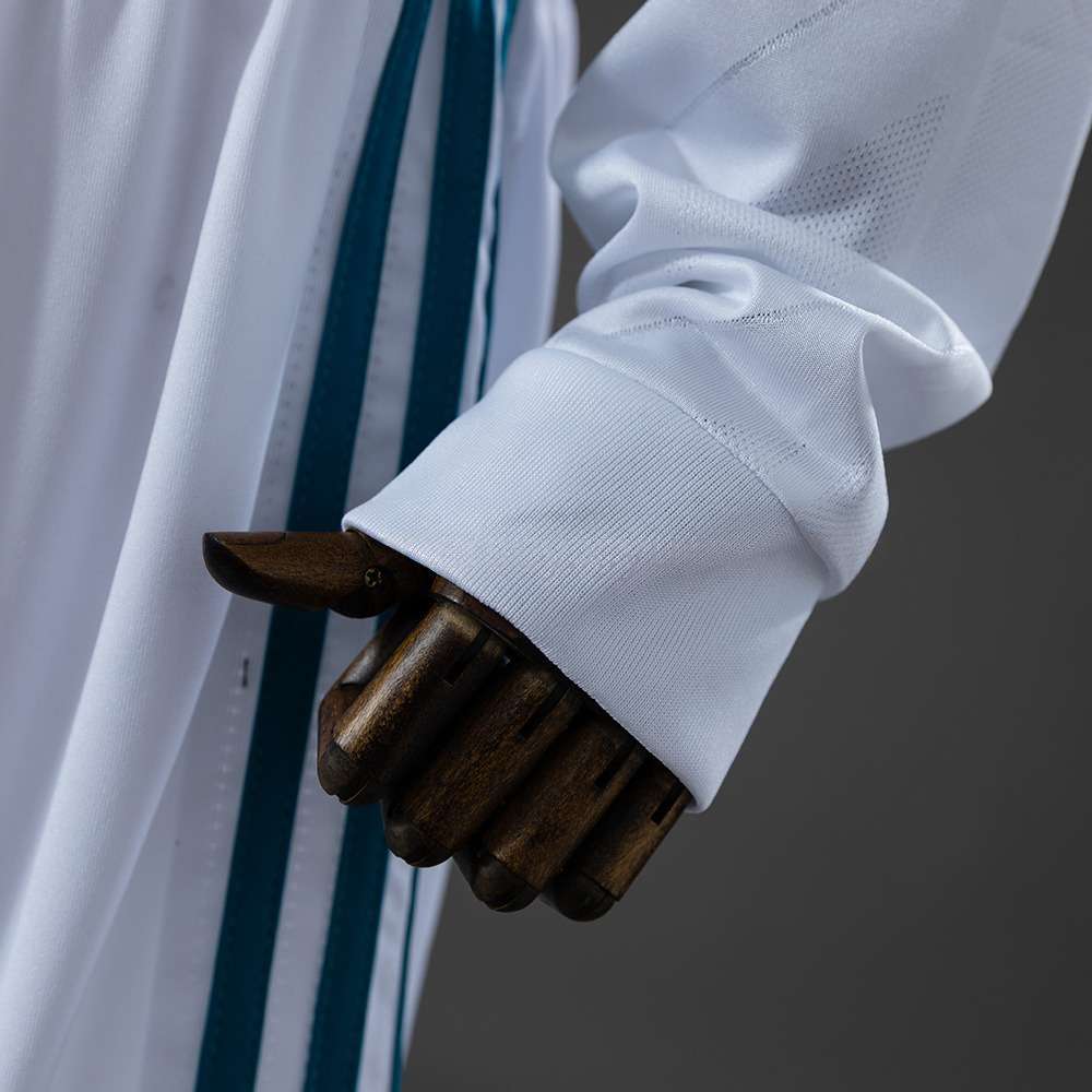 Hvit Real Madrid retrodrakt for barn 2017/18 med turkise detaljer og shorts
