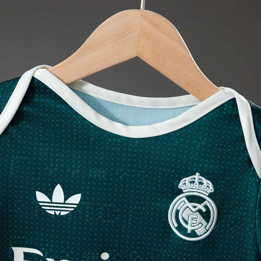 Hals og klubbemblem på mørkegrønn Real Madrid babybody