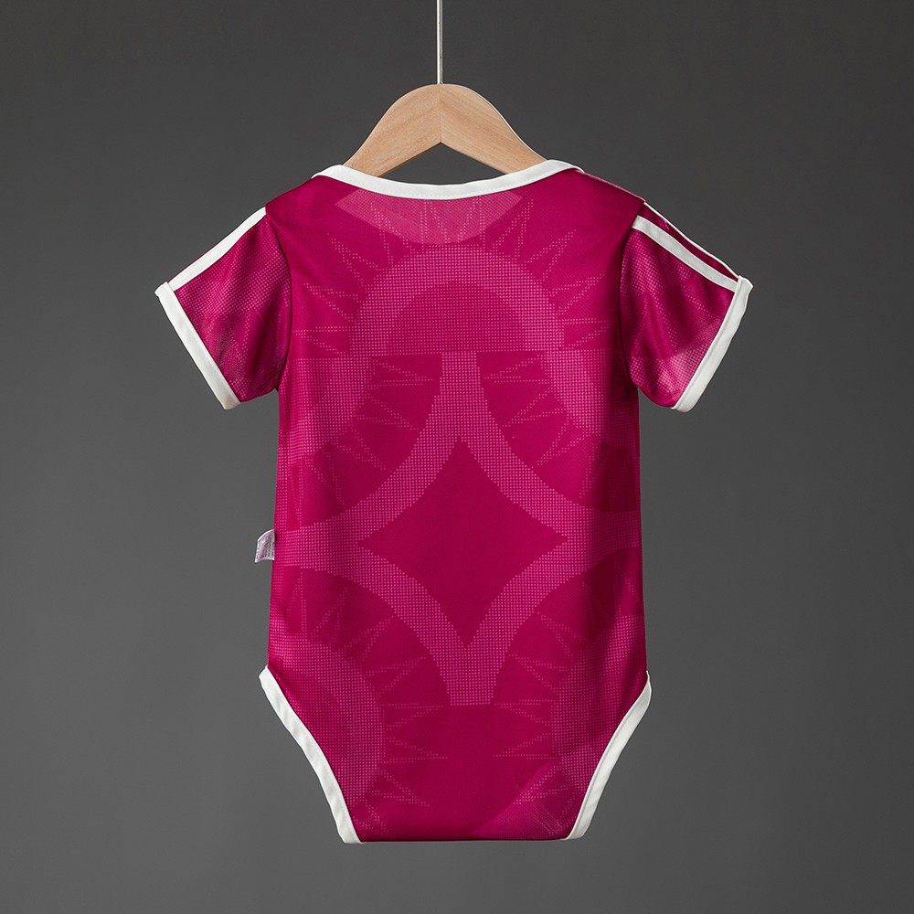 Rosa Real Madrid babybody 2026/27 med geometrisk mønster sett bakfra
