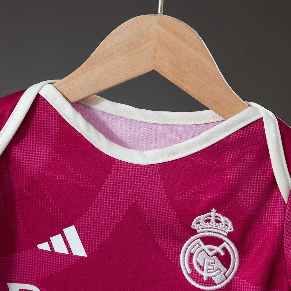 Hals og klubbemblem på rosa Real Madrid babydrakt