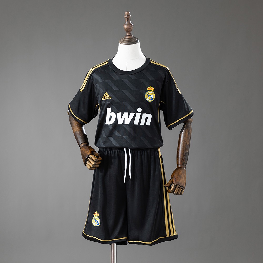 Svart Real Madrid bortedrakt barn 2011/12 med gulldetaljer og shorts sett forfra