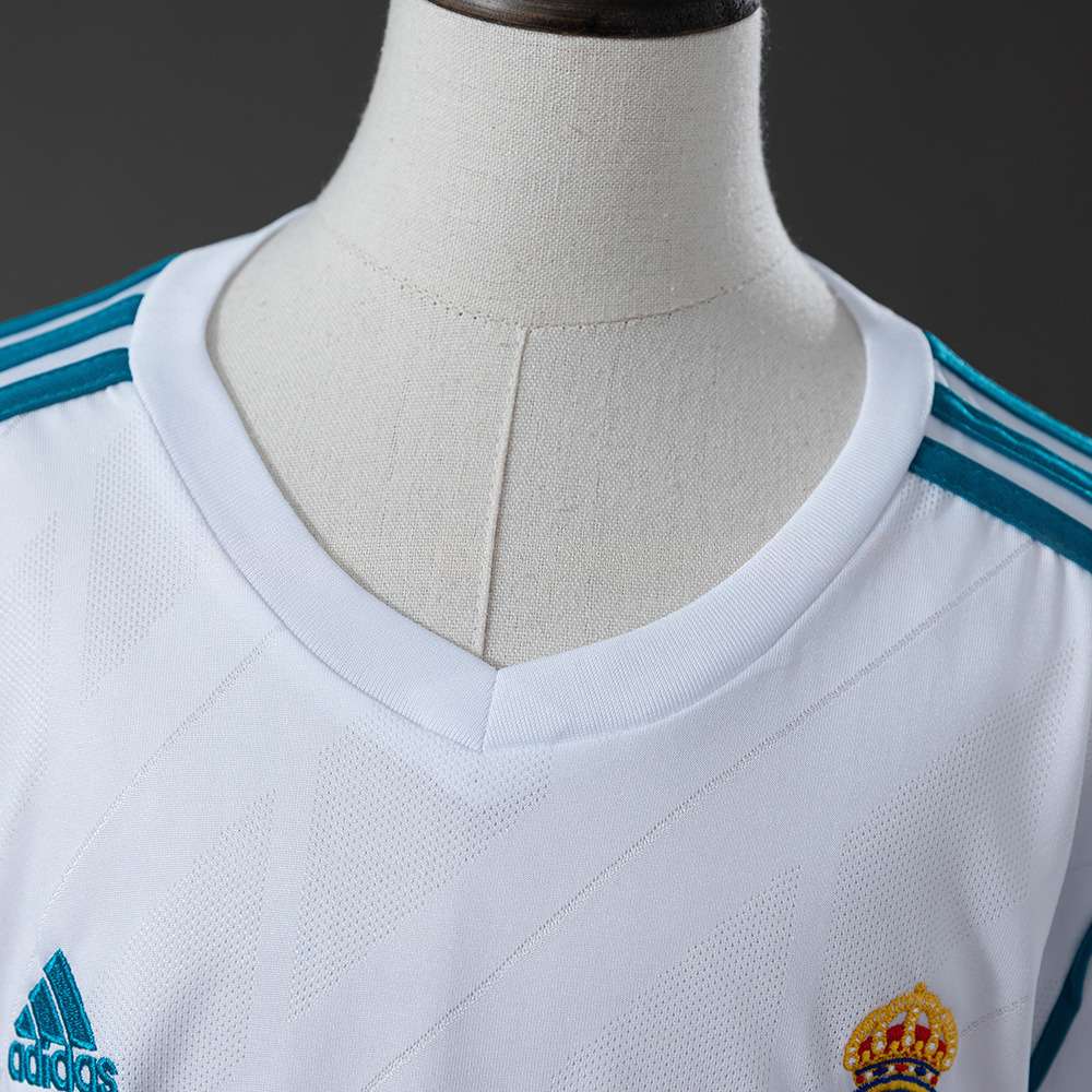 Hvit Real Madrid retrodrakt for barn 2017/18 med turkise detaljer og shorts