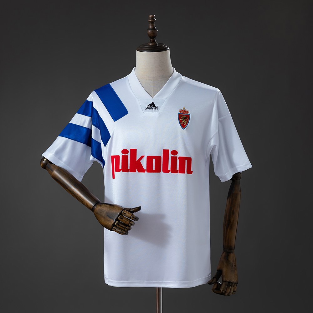 Real Zaragoza 1992/93 hvit retro hjemmedrakt med blå skulderdetaljer sett forfra