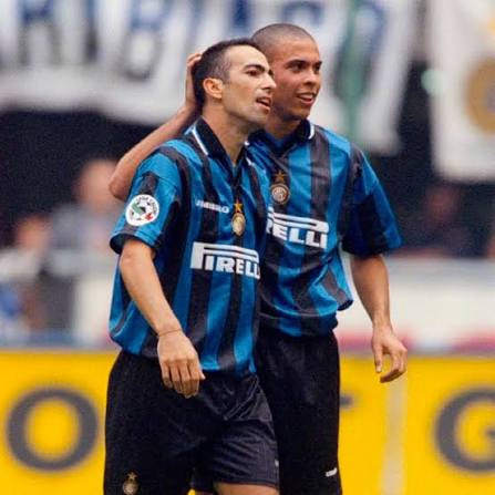 Ronaldo i svart og blå Inter Milan hjemmedrakt fra 1997/98-perioden
