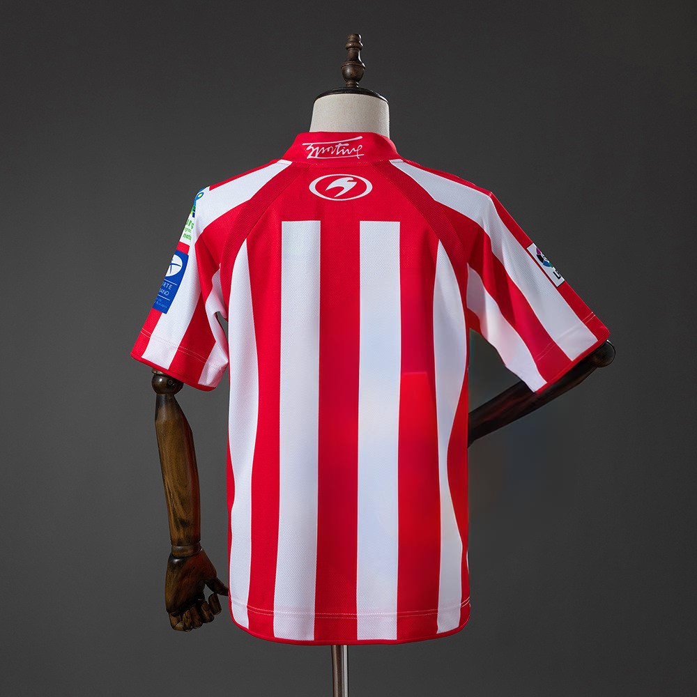 Sporting Gijón 2008/09 retro hjemmedrakt med røde og hvite striper sett bakfra