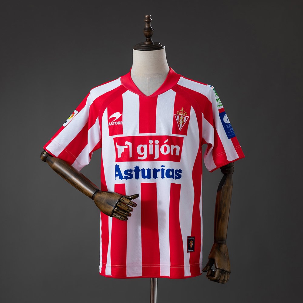 Sporting Gijón 2008/09 rød og hvit retro hjemmedrakt sett forfra