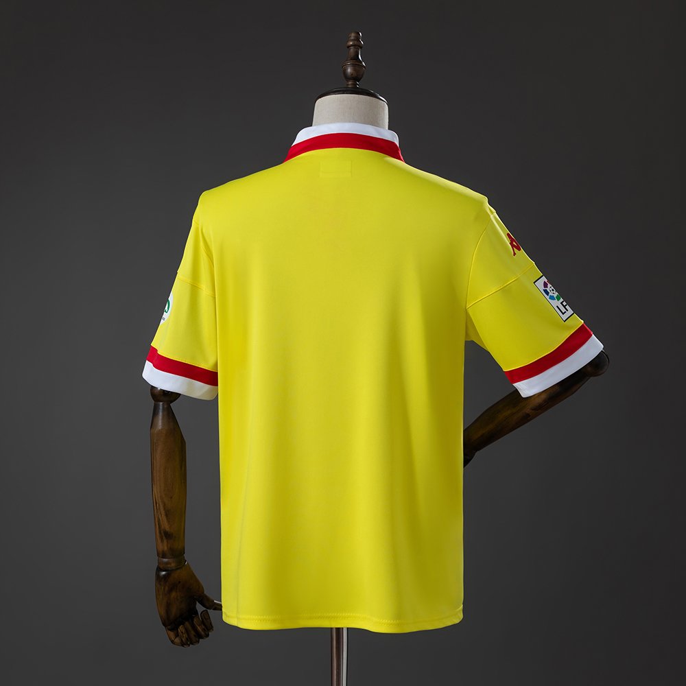 Sporting Gijón 2015/16 gul retro tredjedrakt med polokrage sett bakfra