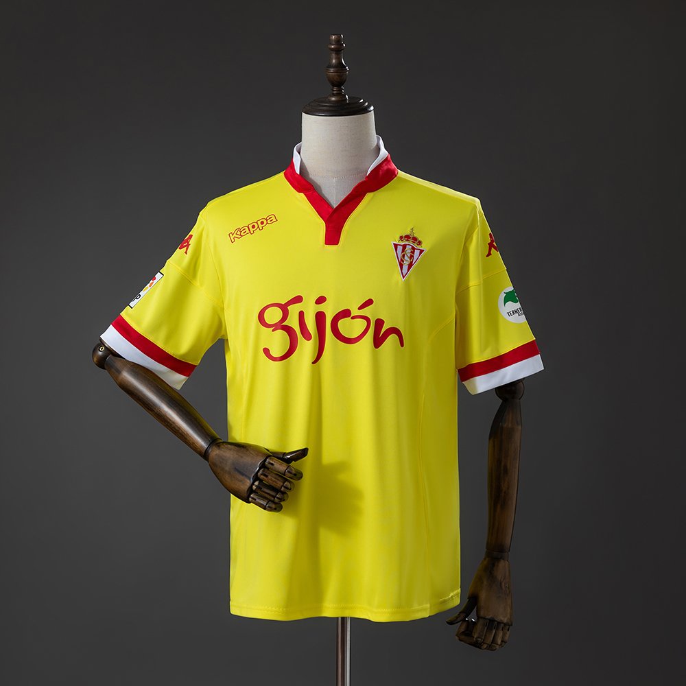 Sporting Gijón 2015/16 gul retro tredjedrakt med røde og hvite detaljer sett forfra