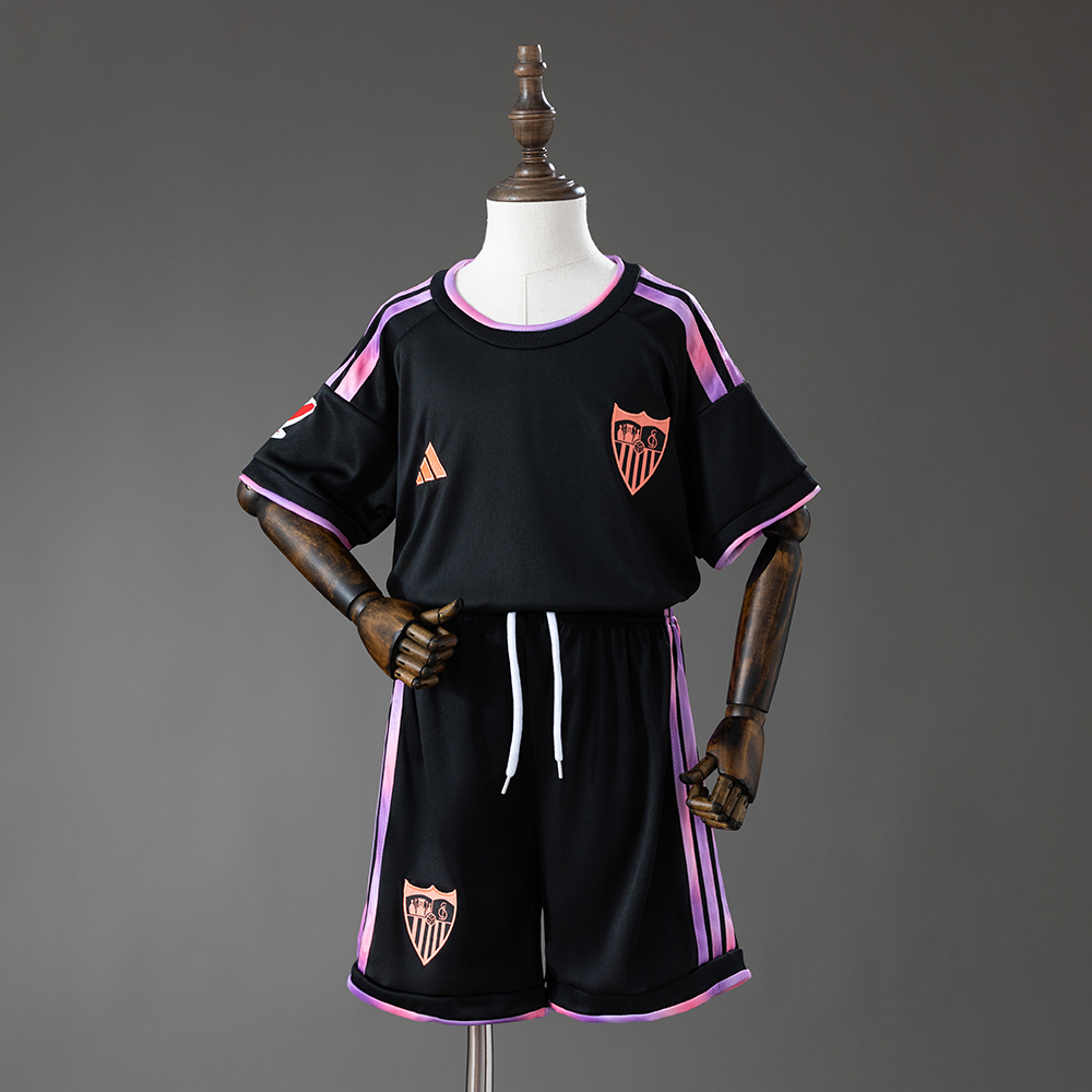 Svart Sevilla FC tredjedrakt for barn 2026/27 med matchende shorts
