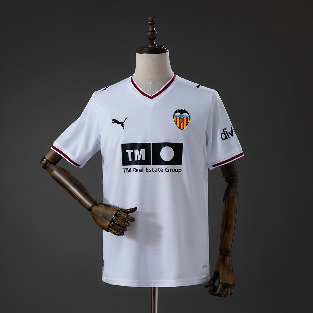 Valencia 2026/27 hvit hjemmedrakt med vinrød V-hals sett forfra