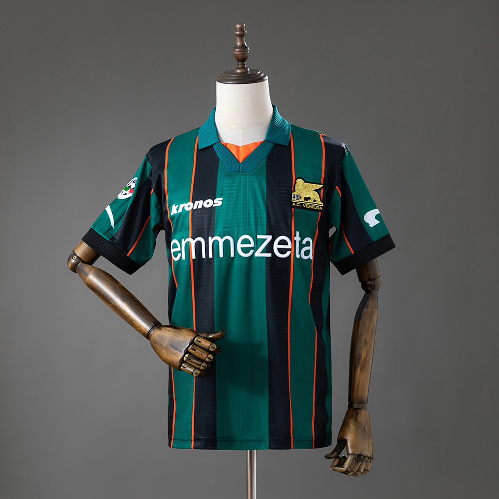 Venezia 1999/00 retro hjemmedrakt med grønne og svarte striper sett forfra